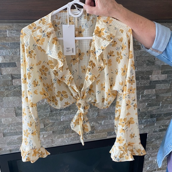 NEW w/ Tags-Super Cute Long Sleeve Front Tie Crop Top - Picture 1 of 5